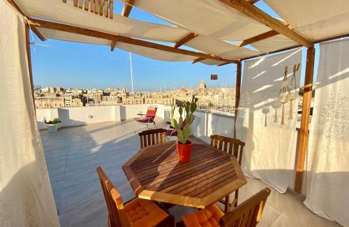 Senglea House | Sengleana - Scenic Waterfront house, with lift