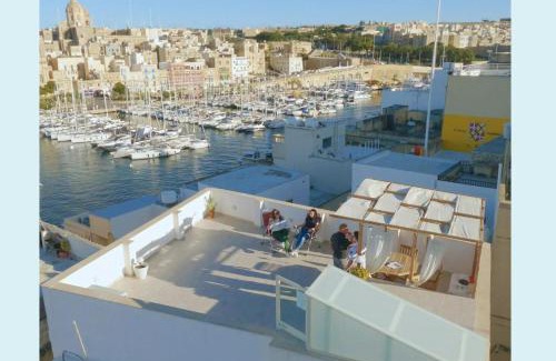 Senglea House | Sengleana - Scenic Waterfront house, with lift