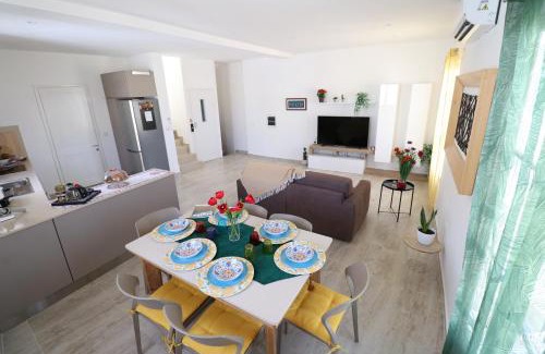 Senglea House | Sengleana - Scenic Waterfront house, with lift