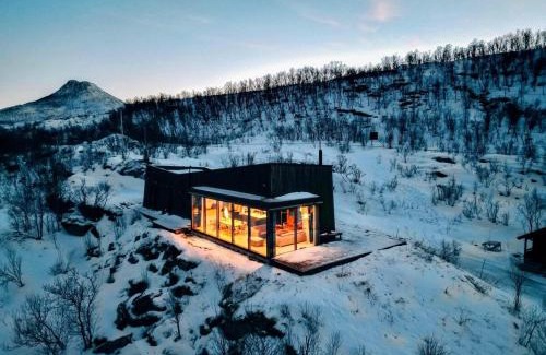 Knarrvika House | Senjavista, near nature, sea and mighty mountains