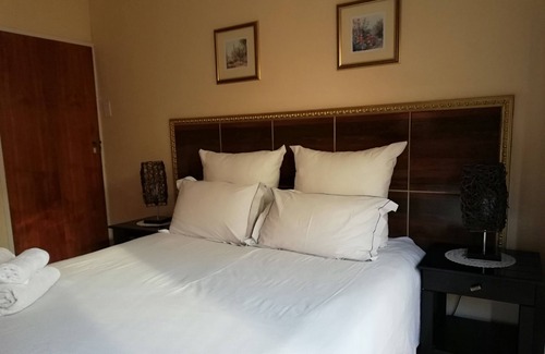 Mmabatho House | Sentlhaga Guest House
