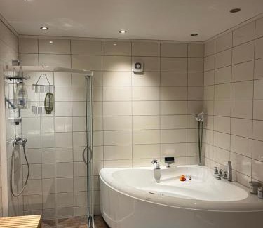 Leirvik Apartment | Sentral og romslig bolig