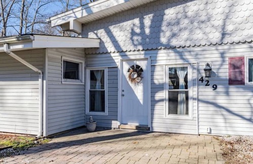 Oakhurst Apartment | Separate Entrance-Private 2 bd/4 beds/1 full bath