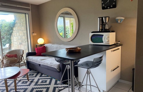 Carnac Apartment | -Sept 23 to 30 CARNAC PLAGE- APPART. T2 ground floor. private residence.WIFI. parking