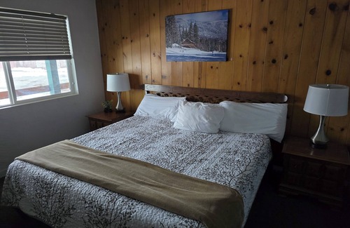Camp Nelson House | Sequoia Nat. Forrest, Bar & Restaurant , Hotel, Store.nLocated on 4 acres Wi-Fi