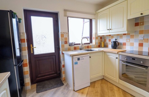 Amlwch House | SER A MOR (STARS AND SEA), pet friendly, with open fire in Amlwch