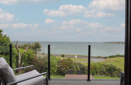 Amlwch House | SER A MOR (STARS AND SEA), pet friendly, with open fire in Amlwch