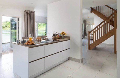 South Cerney House | Serendipity | Cotswold Lakehouse | Hot Tub & Kayak