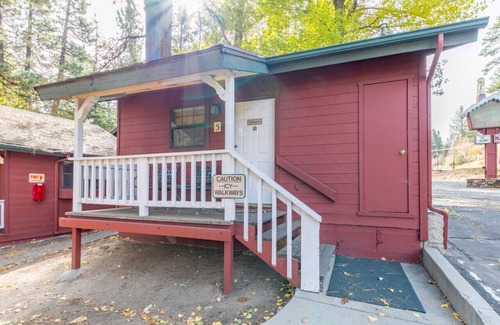 The Village Cabin | Serene 1Bd Suite near Lake! - Cozy Hollow Lodge #5