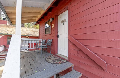 The Village Cabin | Serene 1Bd Suite near Lake! - Cozy Hollow Lodge #5