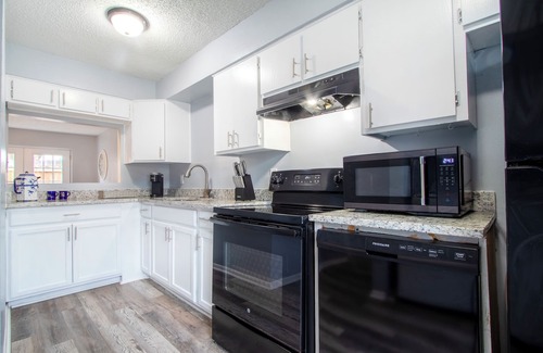 Longview House | Serene 2 Bdr Townhome in the Heart of Longview