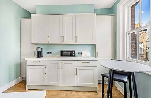 Fulham Apartment | Serene 2BR - 3 mins to Fulham Broadway