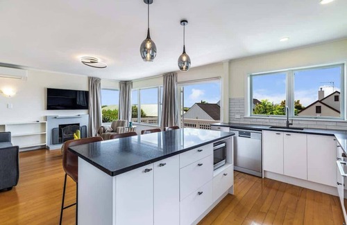 Greenlane - Ellerslie House | Serene 2BR Home in Meadowbank by Zodiak Stays