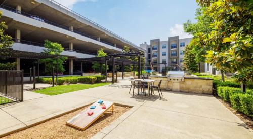 Dallas Apartment | Serene 2BR I Pool I Gym I Free Parking I Workspace