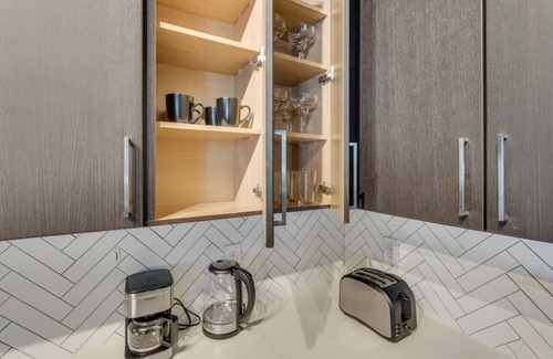 Dallas Apartment | Serene 2BR I Pool I Gym I Free Parking I Workspace