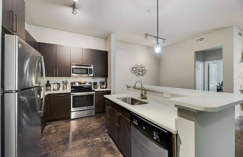 Dallas Apartment | Serene 2BR I Pool I Gym I Free Parking I Workspace
