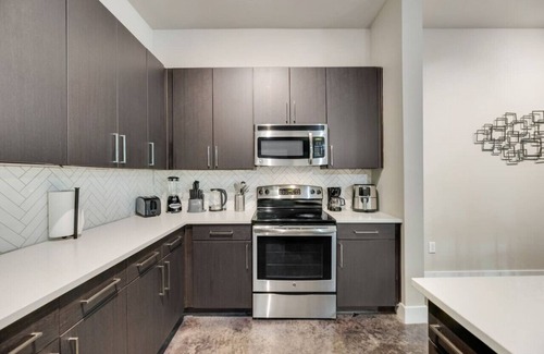 Dallas Apartment | Serene 2BR I Pool I Gym I Free Parking I Workspace