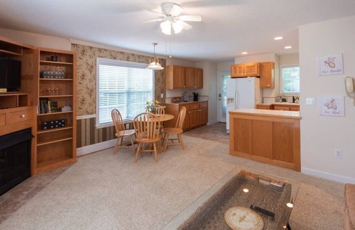Otto House | Serene 2BR Retreat with Hot Tub, Fire Pit & Yoga
