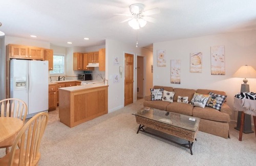 Otto House | Serene 2BR Retreat with Hot Tub, Fire Pit & Yoga