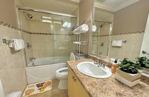 Edgemont House | Serene 2BR Suite at Lloyd Ave