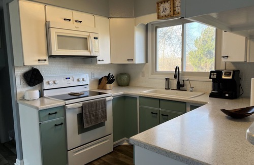 Helmer House | Serene 3-Bdrm Lakehouse