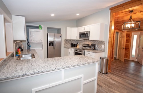 Gainesville Cottage | Serene 3 Bedroom home on quiet 10acre 6 queen beds