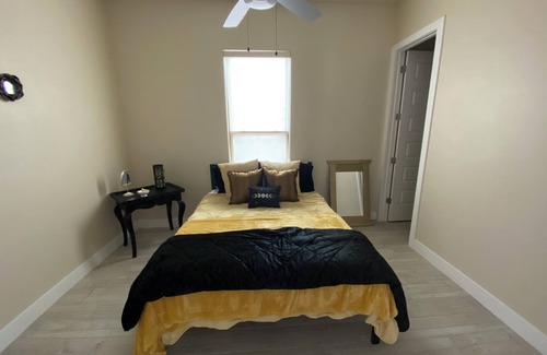 Chamberino House | Serene 3-bedroom house in West El Paso with WiFi, AC, jacuzzi