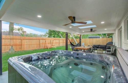 Friendswood House | Serene 4-Bed Getaway - Hot tub & Fire Pit
