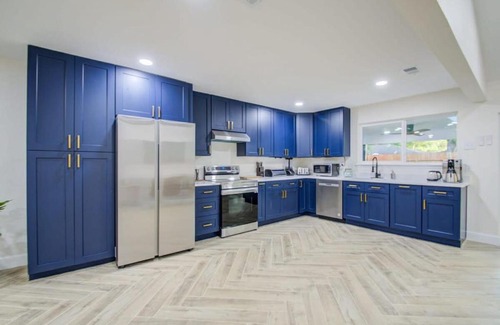 Friendswood House | Serene 4-Bed Getaway - Hot tub & Fire Pit