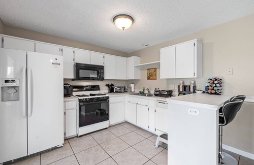 Brandon House | Serene 4BR Lakeside Retreat - Fire Pit & Comm Pool