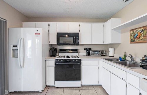 Brandon House | Serene 4BR Lakeside Retreat - Fire Pit & Comm Pool