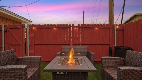 Irving House | Serene 5BR 2BA Winter Home with Hot Tub & Fire Pit