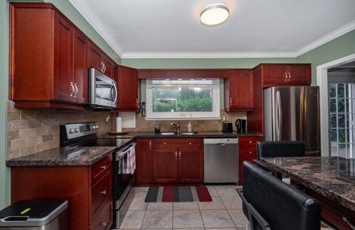 Brampton House | Serene 5BRM home. Pool and all-year hot tub. 17 minutes from YYZ.