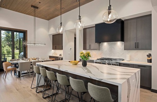 Truckee House | Serene Alpine Retreat, Private Hot Tub, EV Charger, Fire Pit & Golf Course Views