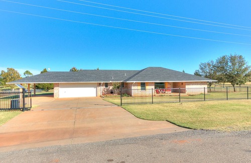 Cedar Valley House | Serene and Spacious Farmhouse RANCH >> Dogs Welcome