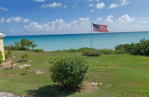 Estate Enfield Green House | Serene Beach Paradise House