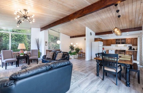 Sandy House | Serene Cabin-Style Retreat Near Mountains and Trails