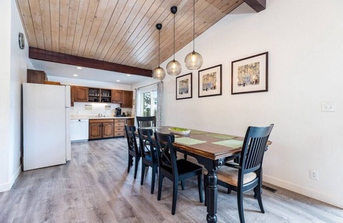 Sandy House | Serene Cabin-Style Retreat Near Mountains and Trails