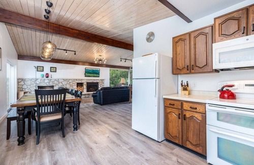 Sandy House | Serene Cabin-Style Retreat Near Mountains and Trails
