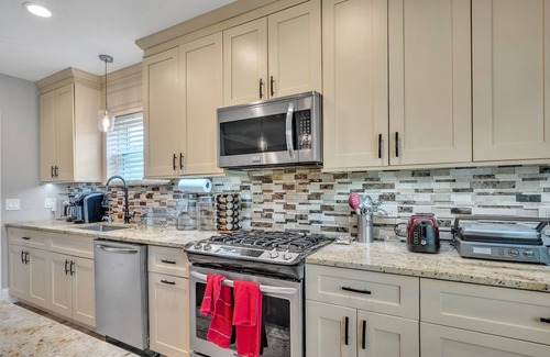 Des Plaines House | Serene & Charming 5BR Des Plaines Getaway by RedAwning