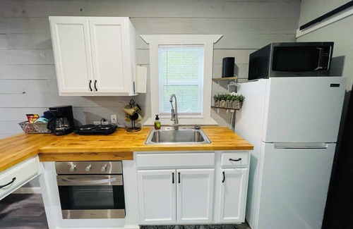 Garfield Cabin | Serene container tiny home with 1 bedroom and WiFi, AC in scenic Garfield