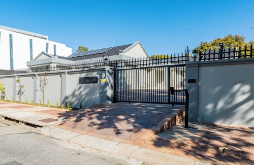 Greater Johannesburg Metropolitan Area Cottage | Serene Escape: 1-Bedroom Apartment in Parkmore with Uninterrupted Solar Power