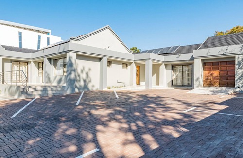 Greater Johannesburg Metropolitan Area Cottage | Serene Escape: 1-Bedroom Apartment in Parkmore with Uninterrupted Solar Power