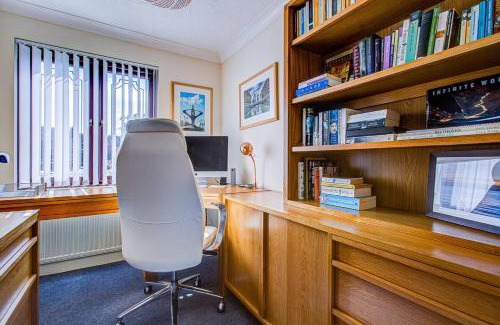 Barling House | Serene Family Escape - Spacious, Near Thorpe Bay and Southend, Beaches & Amenities