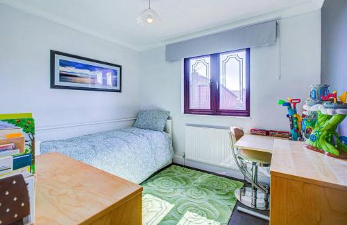 Barling House | Serene Family Escape - Spacious, Near Thorpe Bay and Southend, Beaches & Amenities