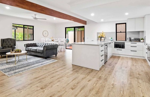 Mudgeeraba House | Serene Family Retreat with Pool and Mountain View