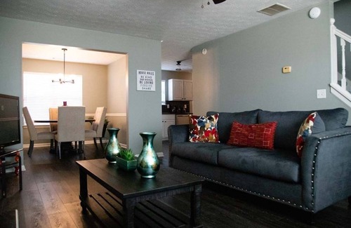 Covington House | Serene Family Retreat |♛Royal Beds, Fireplace, Pkg