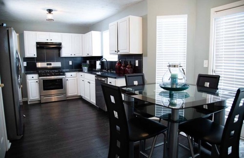 Covington House | Serene Family Retreat |♛Royal Beds, Fireplace, Pkg