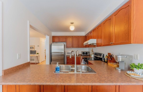 Hurontario House | Serene Family Space | 3BR | Prime Mississauga