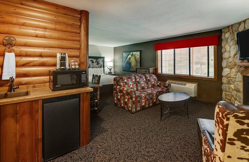Quincy Hotel | Serene Getaway Near Turtle Lake! Cozy Rooms with Pool Access, Parking